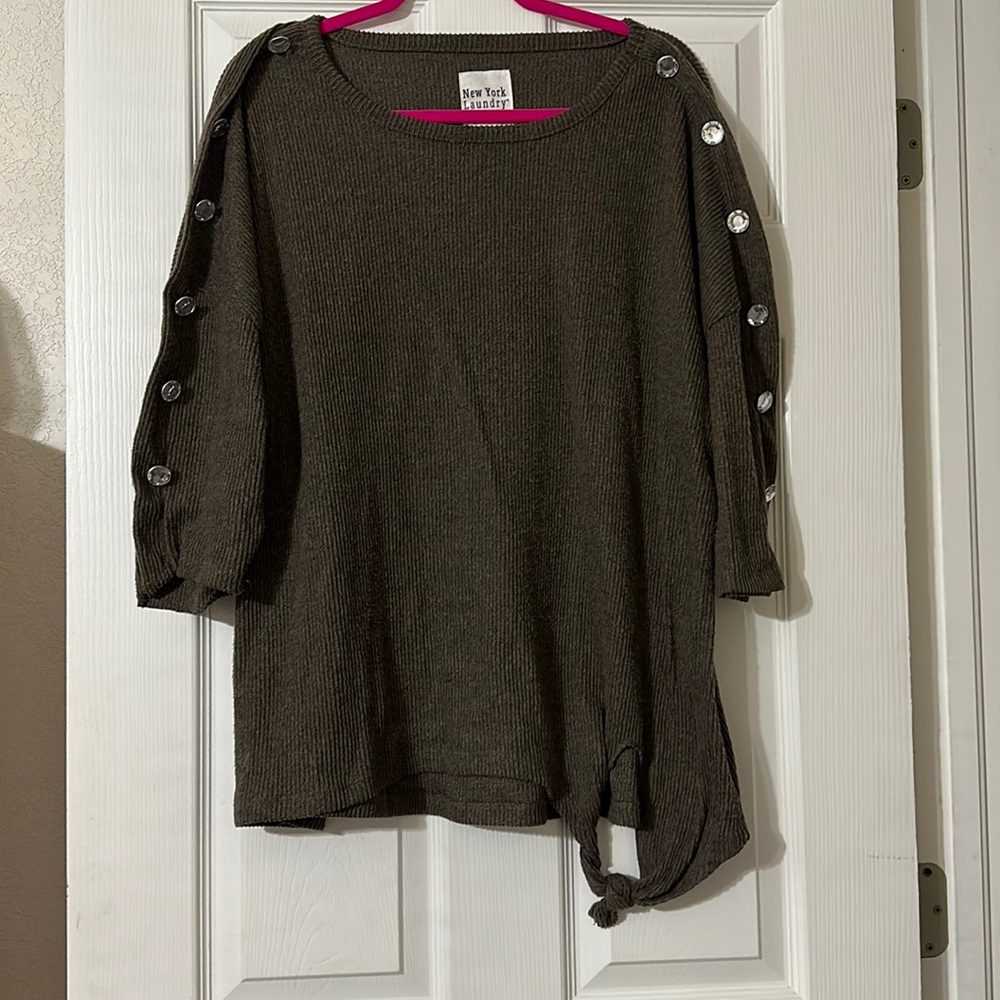 Lightweight sweater with jewels on shoulder and arms